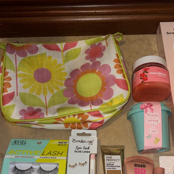 Bundel  spa set pouch  body scrub makeup spong and case heatless curls eyelashes - Picture 3 of 11